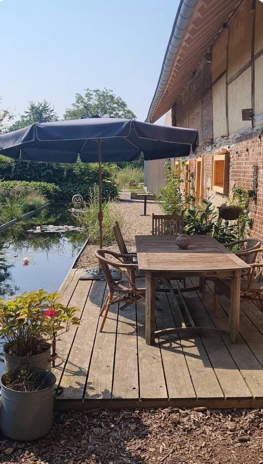 Property building, Day, Natural landscape, Summer, Garden, Balcony/Terrace, Dining area, Garden view, Lake view