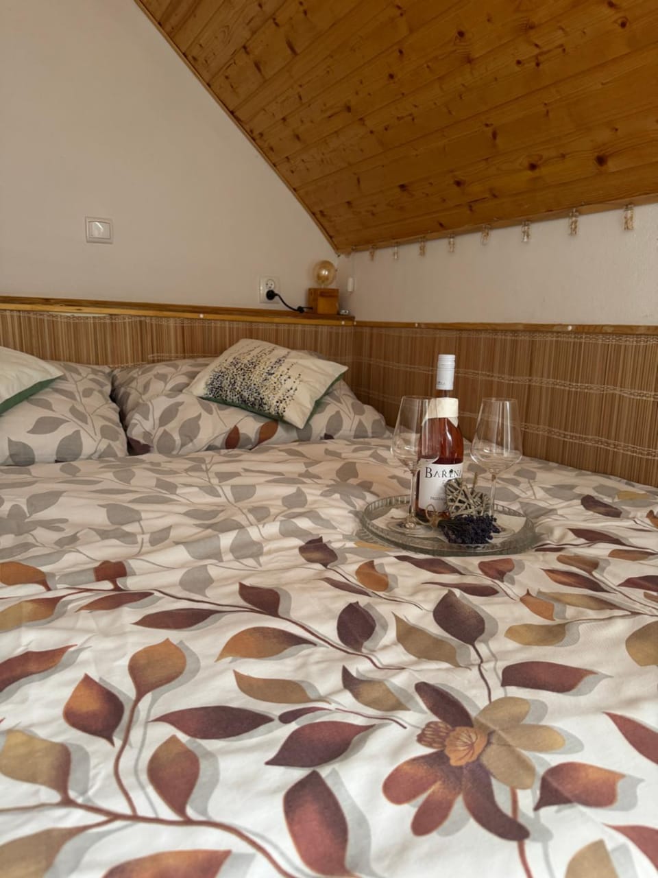 Bed, Bedroom, Alcoholic drinks