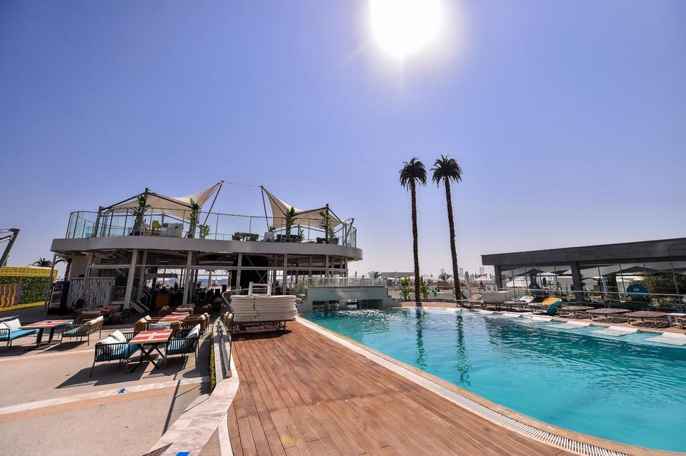 Restaurant/places to eat, Swimming pool, Swimming pool