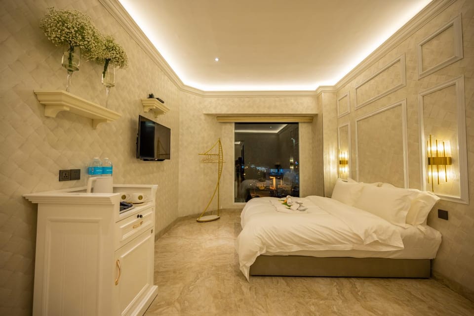 Bed, Bedroom, City view, Landmark view