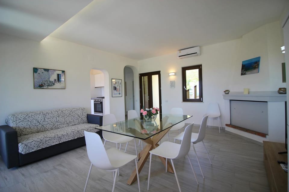 TV and multimedia, Living room, Seating area, Dining area, fireplace, air conditioner