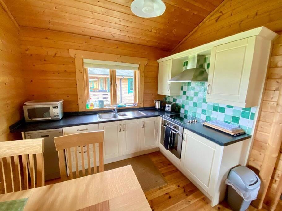 Lilly Lodge, Lake Pochard House in Cotswold District
