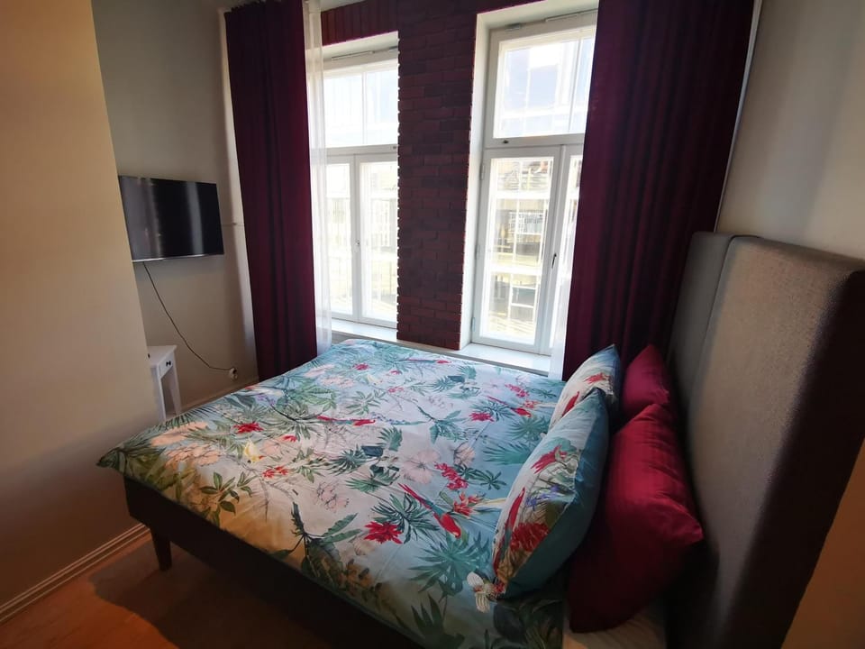 Bed, TV and multimedia, Bedroom