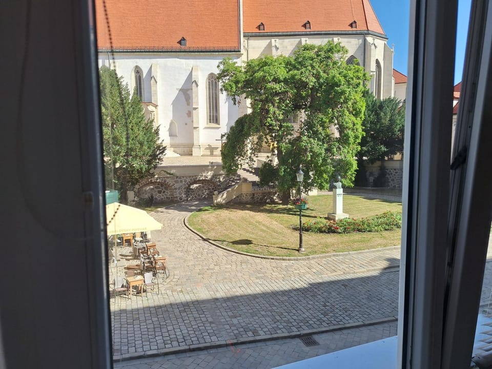 New Oldtown Apartment near St Martin Cathedral, AC, Balcony Apartment in Bratislava