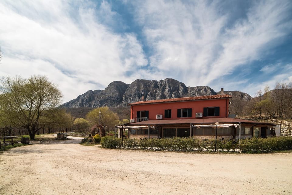 Restaurant/places to eat, Facade/entrance, Lounge or bar, Banquet/Function facilities, Mountain view