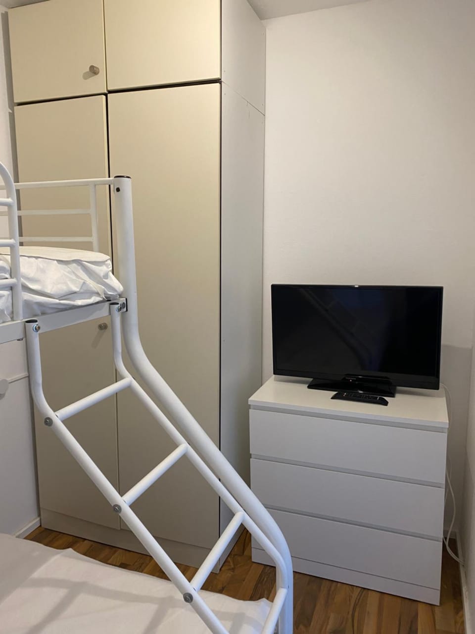 TV and multimedia, Photo of the whole room, Bedroom, bunk bed, wardrobe