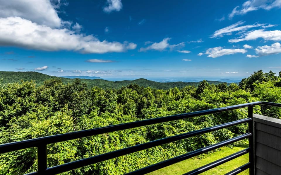 Mountain Villa Magnificent Views - 2 Pools, Fireplace & Hot Tub Apartment in Gatlinburg