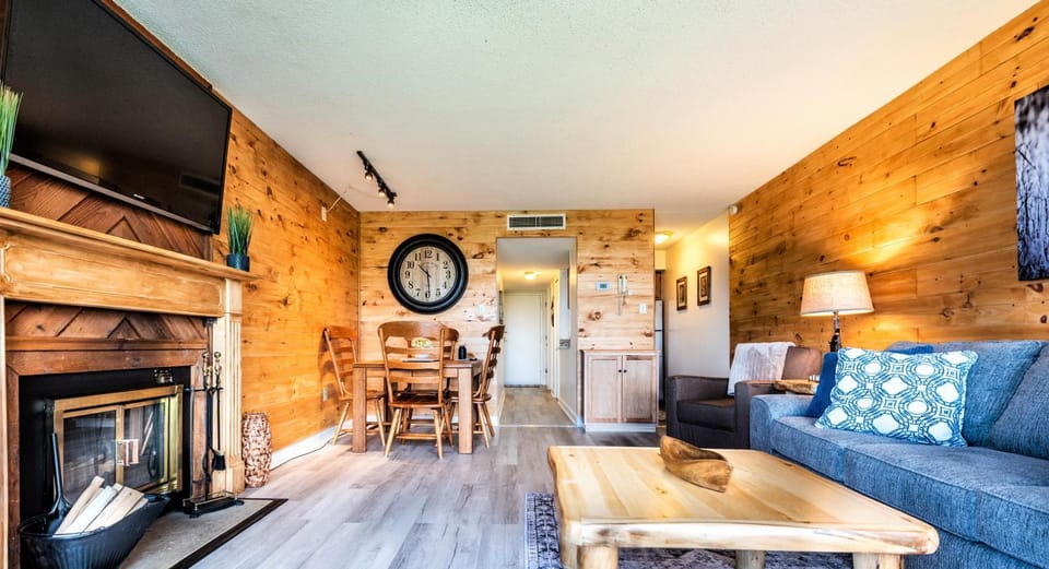 Mountain Villa Magnificent Views - 2 Pools, Fireplace & Hot Tub Apartment in Gatlinburg