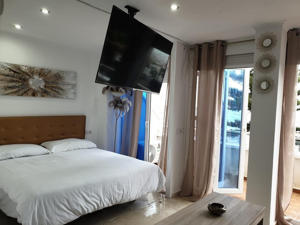Bed, TV and multimedia, Living room, Photo of the whole room