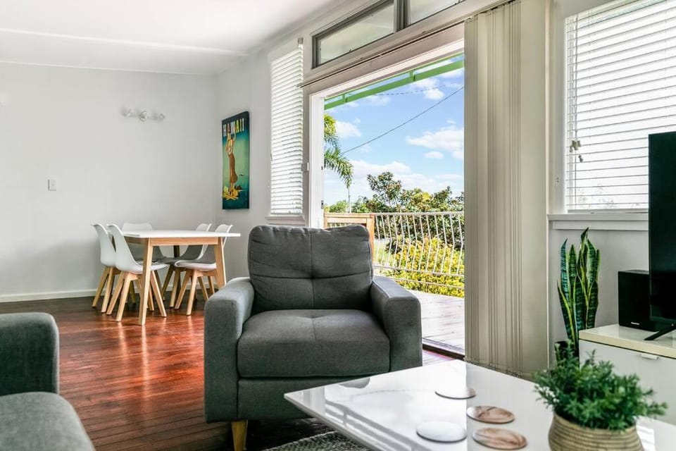 BEACHED @ YAMBA (water views, dog friendly, air con) House in Yamba