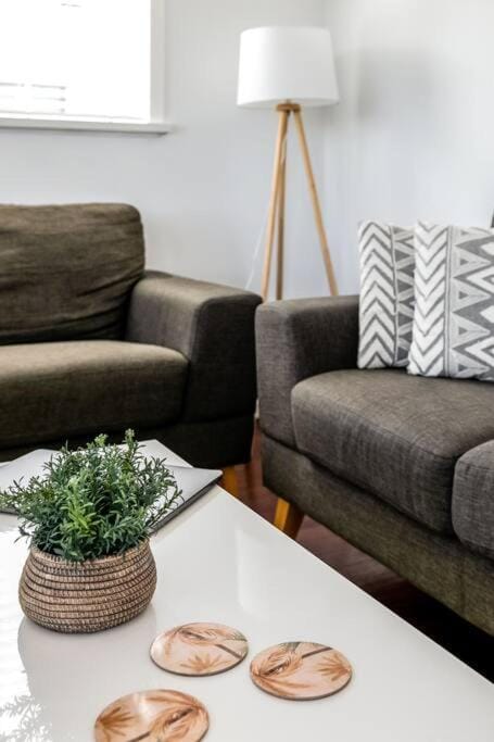 BEACHED @ YAMBA (water views, dog friendly, air con) House in Yamba