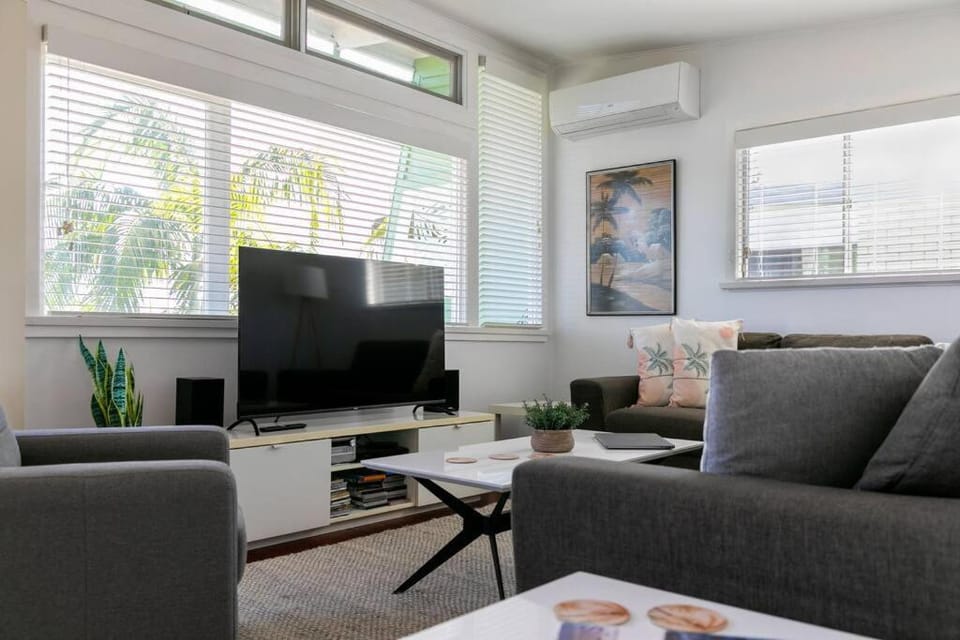 BEACHED @ YAMBA (water views, dog friendly, air con) House in Yamba