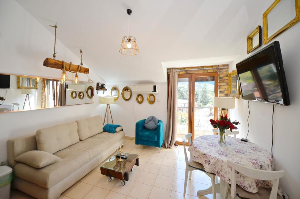 TV and multimedia, Living room, Seating area, Evening entertainment