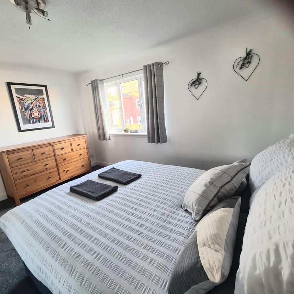 Levenside Holiday Apartment, Balloch, Loch Lomond Apartment in Scotland