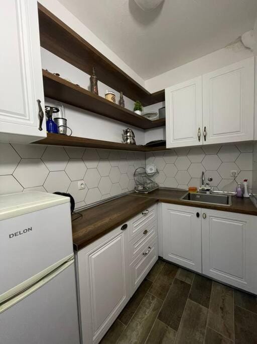 Kitchen or kitchenette