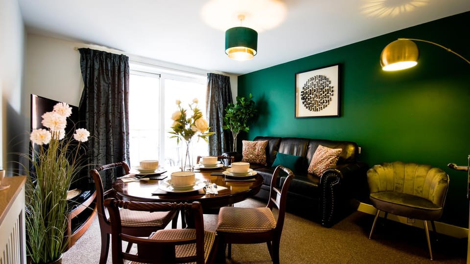 TV and multimedia, Living room, Seating area, Dining area