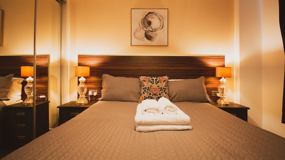 Bed, Bedroom, towels