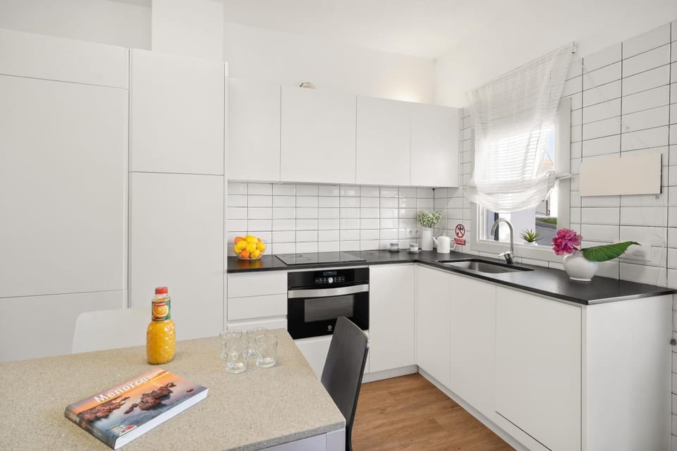Kitchen or kitchenette, Dining area, oven, stove