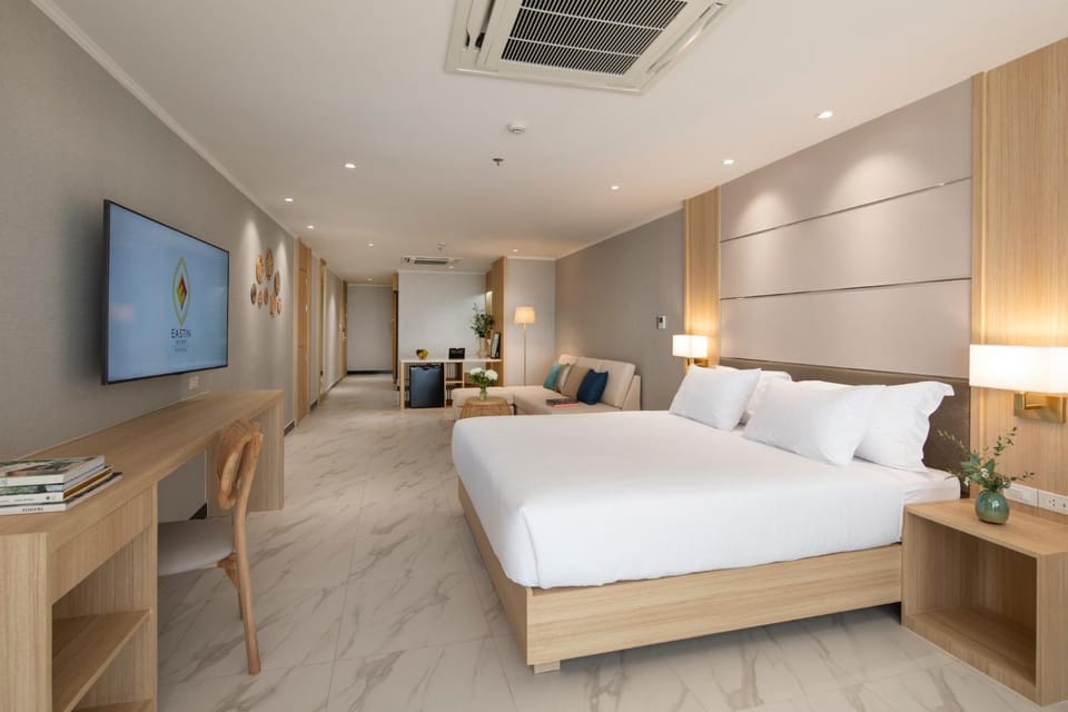 Bed, Photo of the whole room, Seating area, Bedroom