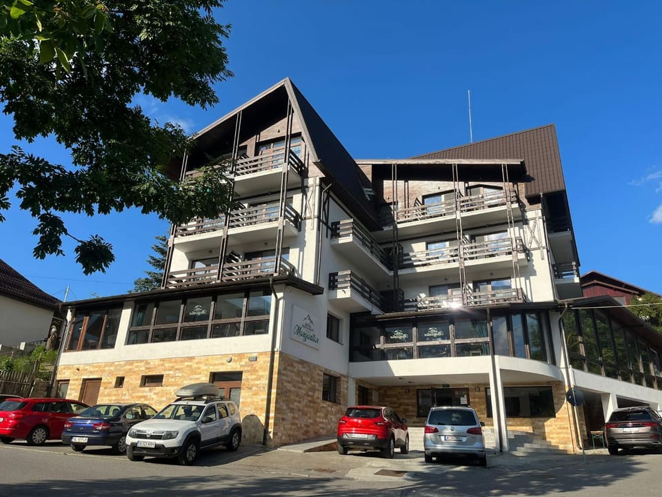 Property building, Day, Street view, Location, Parking