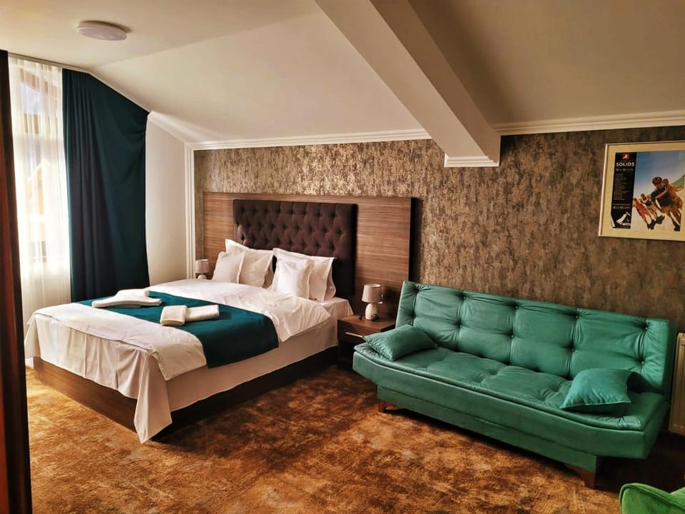 Bed, Seating area, Mountain view, Mountain view, Breakfast