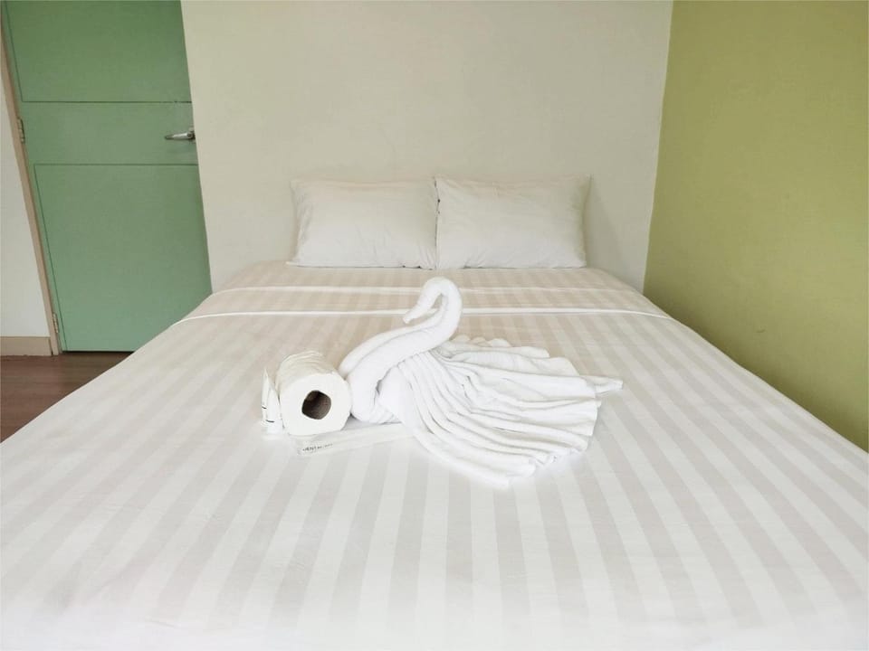 Bed, Bedroom, towels
