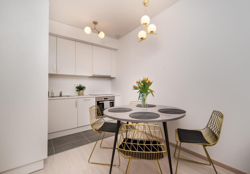 Coffee/tea facilities, Dining area, microwave, oven, stove, toaster, kitchen