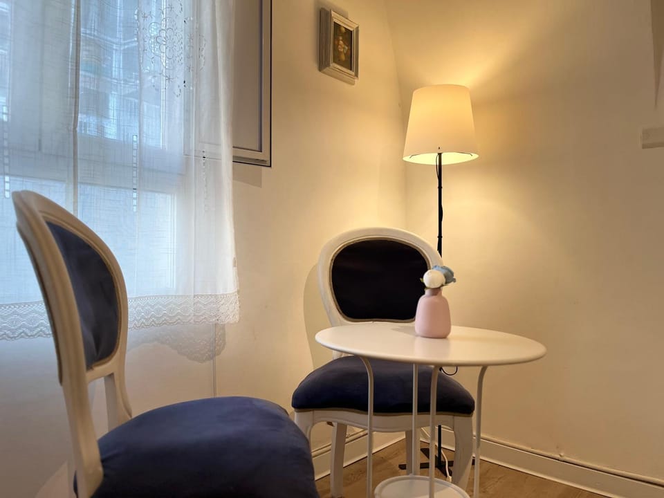 Living room, Seating area, hair dresser
