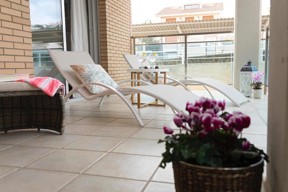View (from property/room), Balcony/Terrace, Street view, sunbed