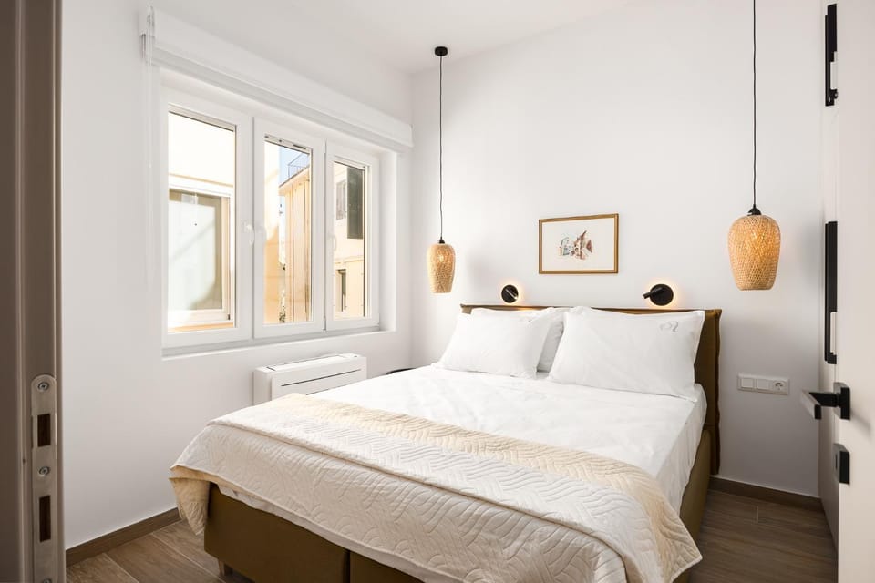 Bed, Bedroom, Quiet street view