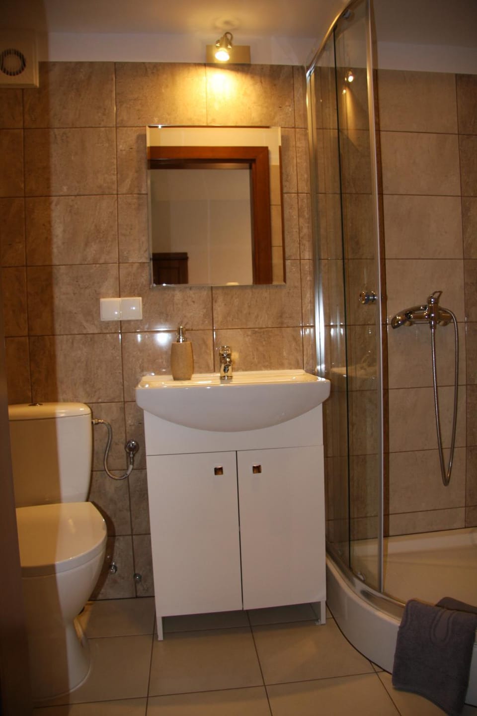 Shower, Toilet, Bathroom, towels
