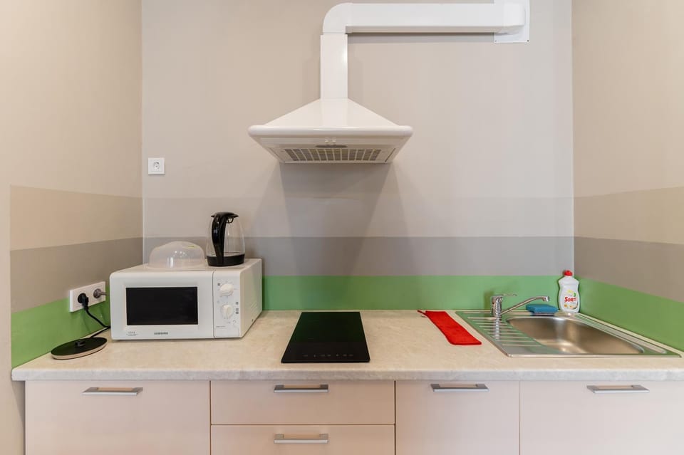 Kitchen or kitchenette, minibar, stove
