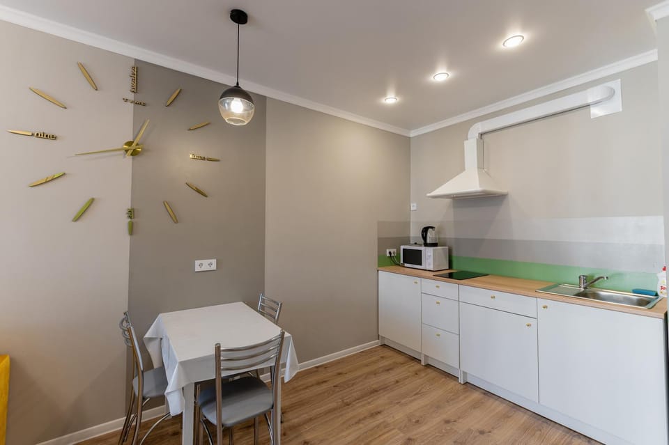 Kitchen or kitchenette, Dining area, minibar, stove