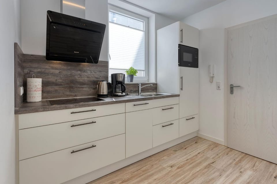 Coffee/tea facilities, Kitchen or kitchenette, stove