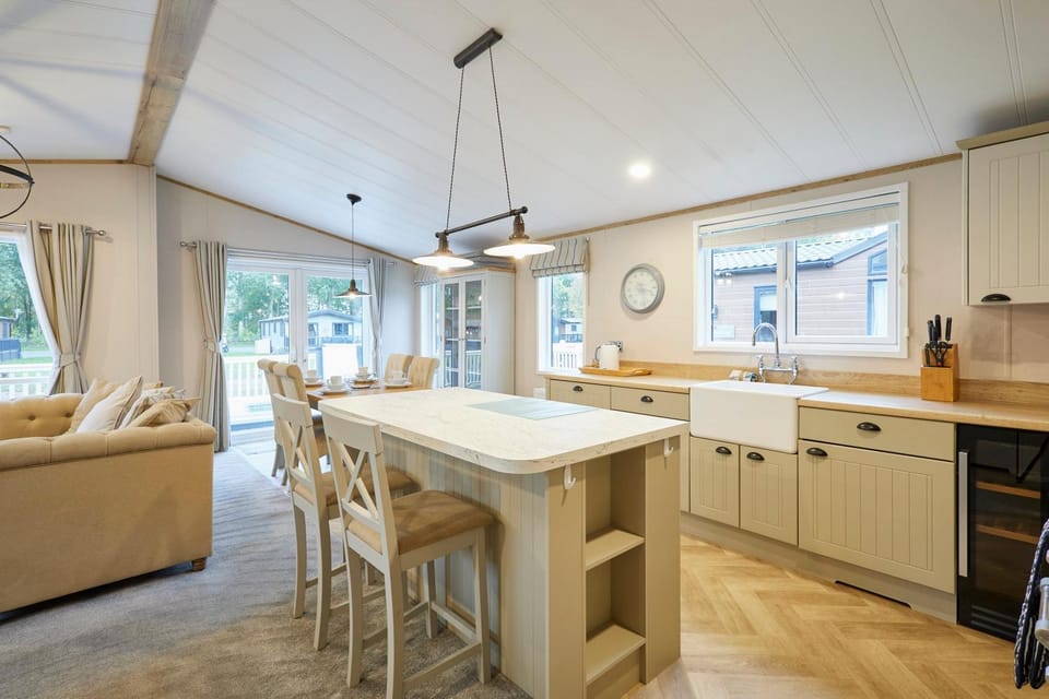 Kitchen or kitchenette, Living room, Seating area, Dining area