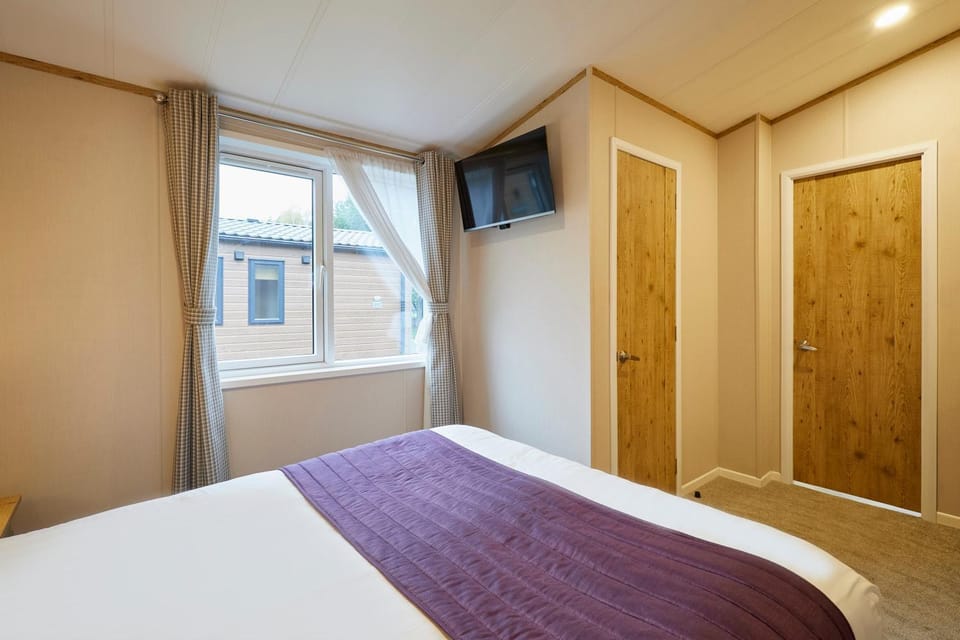 Bed, TV and multimedia, Bedroom