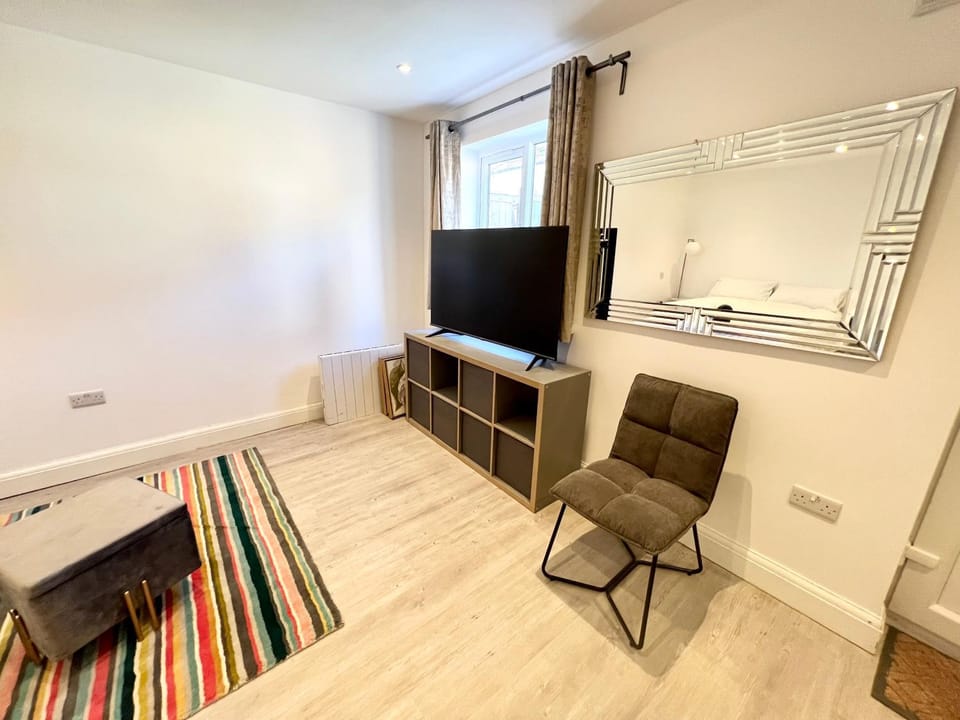 3 Cosy Homes Walking Distance to Mall with Parking Available to Book Separately 3 Bed House Or 1 Bed Apartment Or Studio House in London