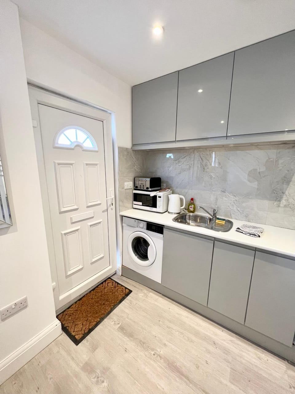 3 Cosy Homes Walking Distance to Mall with Parking Available to Book Separately 3 Bed House Or 1 Bed Apartment Or Studio House in London