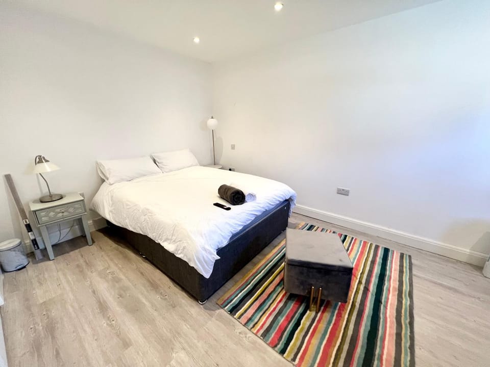 3 Cosy Homes Walking Distance to Mall with Parking Available to Book Separately 3 Bed House Or 1 Bed Apartment Or Studio House in London