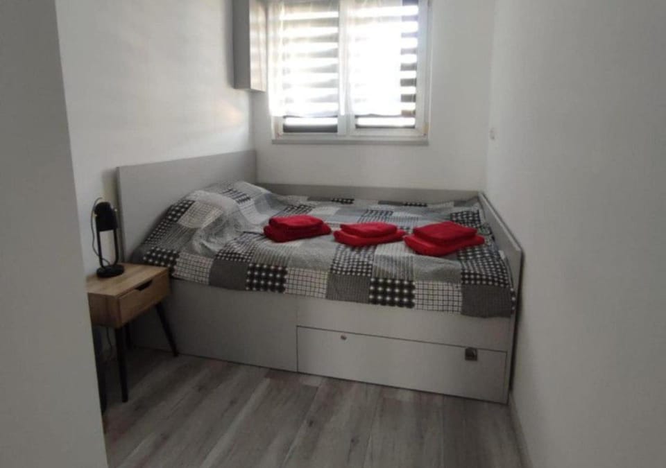 Bed, Other, Other, Other, Photo of the whole room, Seating area, Bedroom, towels, towels