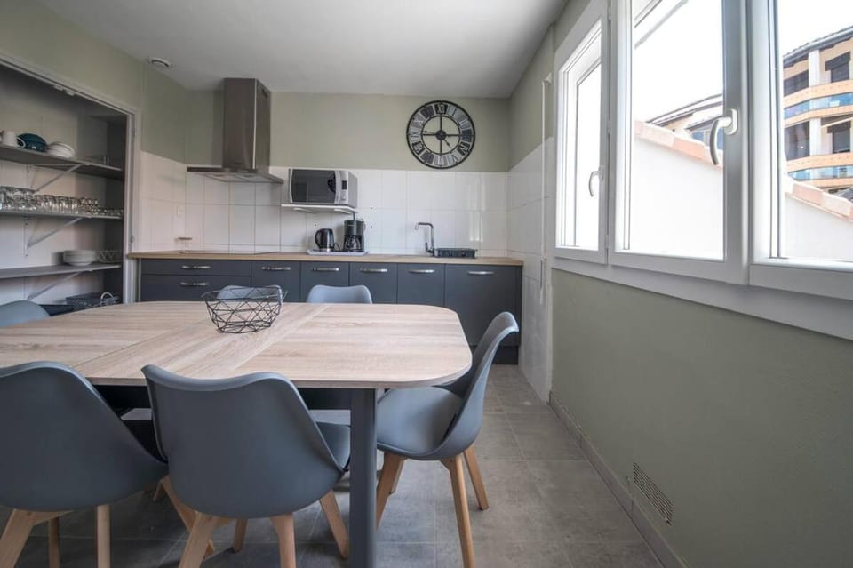 Kitchen or kitchenette, Dining area