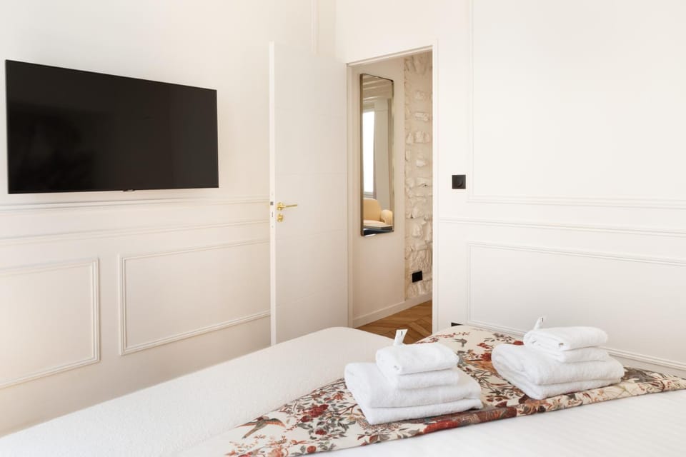Bed, TV and multimedia, Photo of the whole room, Bedroom, towels