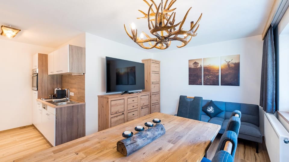 Kitchen or kitchenette, Living room, Seating area, Dining area