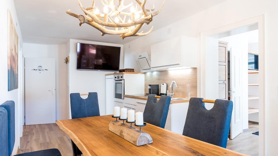 Kitchen or kitchenette, Living room, Seating area, Dining area