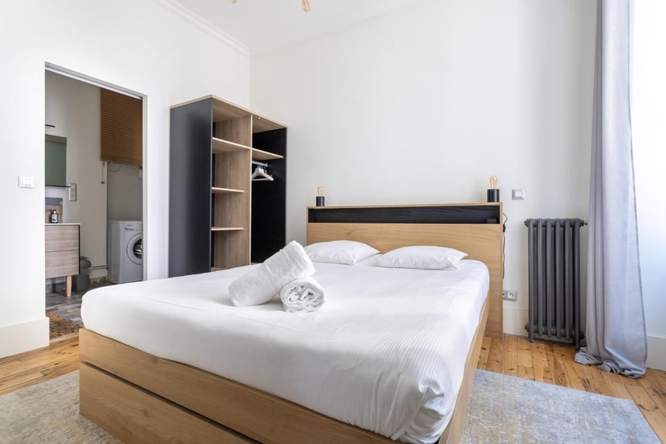 Bed, Photo of the whole room, Bedroom, internet, towels, wardrobe