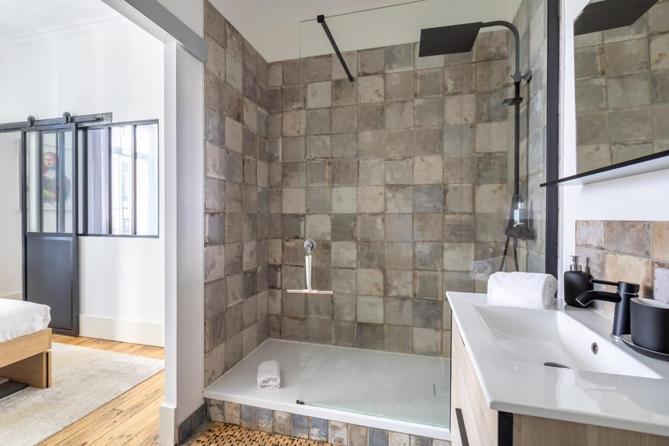 Shower, Bed, Bathroom, Bedroom, towels