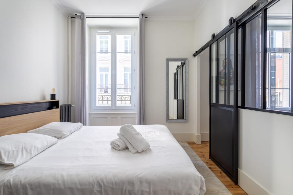 Property building, Bed, Photo of the whole room, Bedroom, towels