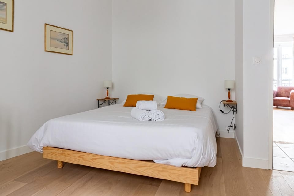 Photo of the whole room, Bedroom