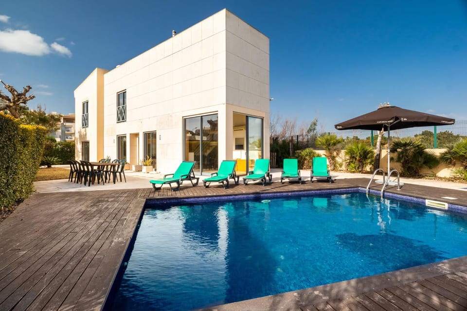 Property building, Patio, Day, Pool view, Swimming pool, sunbed