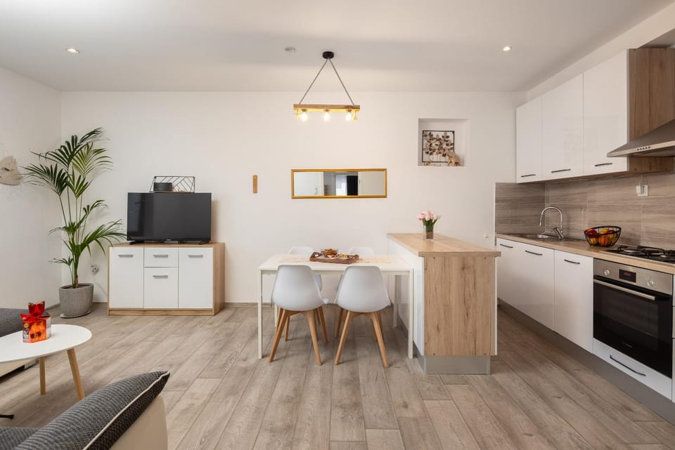 Kitchen or kitchenette, Dining area, oven